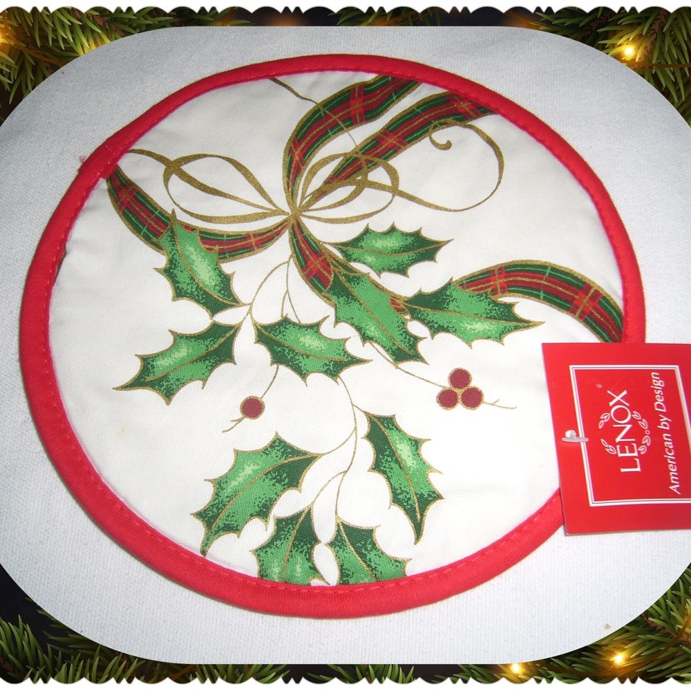 Lenox Holly Motif Round Pot Holder Pocket Mitt